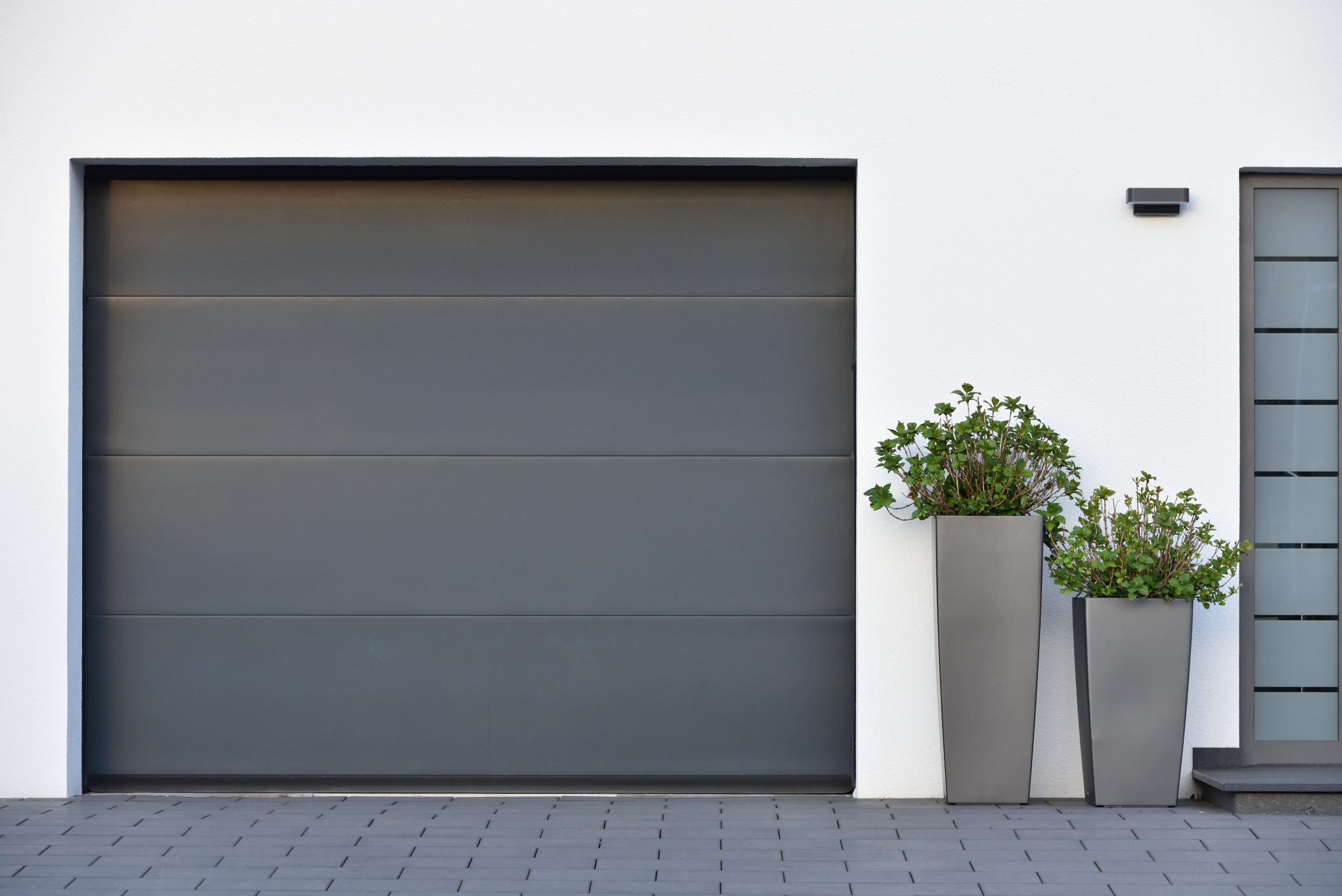 Moderne hvid og grå garage port i skandinavisk stil